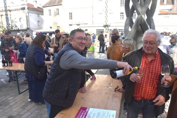 Ce dimanche, une dégustation place de l’hôtel de Ville, avait été organisée par la Maison des vins    