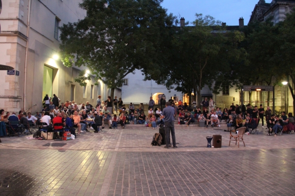 Plus de 130 personnes ont participé à une nouvelle terrasse sauvage sur la Place de l'Hôtel de Ville 