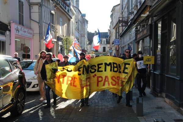 Pas loin d'une centaine de manifestants anti-passes ce samedi 26 février à Chalon-sur-Saône