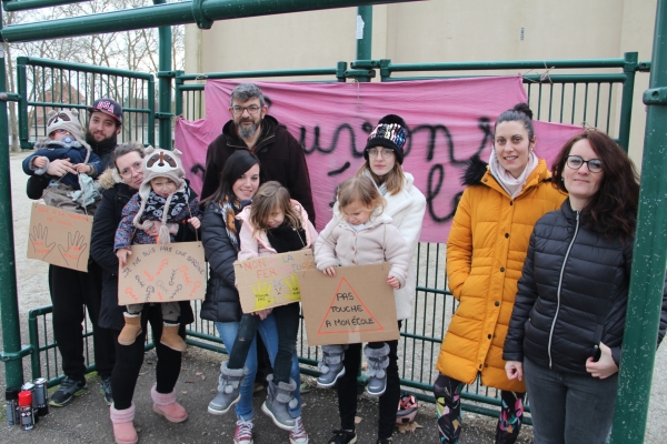 Des parents d'élèves mobilisés contre la fermeture d'une classe de maternelle à l'école des Charreaux