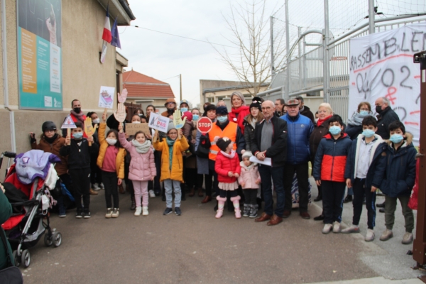 Nouveau rassemblement devant l'école des Charreaux 