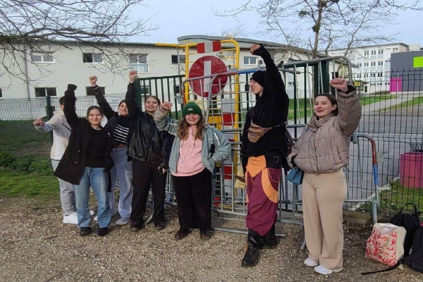 Réforme des retraites : Décidés à poursuivre la mobilisation, des jeunes ont fait le blocus du lycée Mathias 