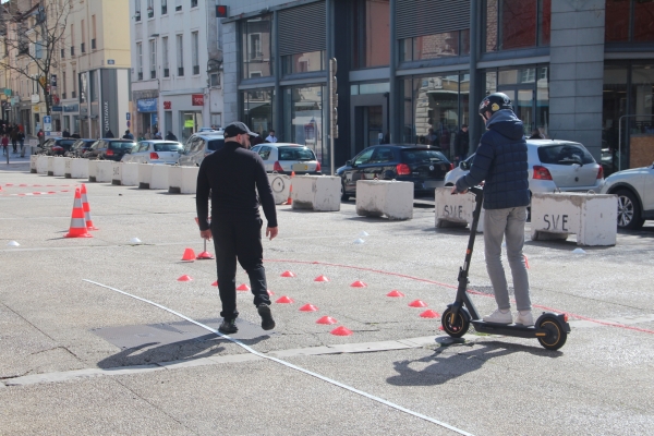 Retour sur l'opération de sensibilisation pour les utilisateurs de trottinettes ce samedi sur la Place de Beaune