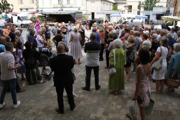 Vive émotion lors du rassemblement en hommage à Nu'man Toprakoğlu sur le marché de Chalon-sur-Saône