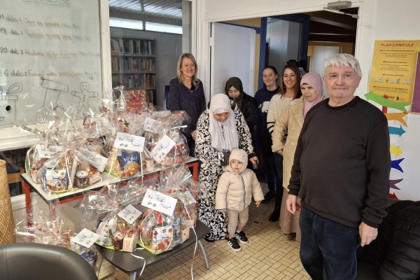 Distribution des colis de Noël à la Maison de quartier du Stade-Fontaine aux Loups