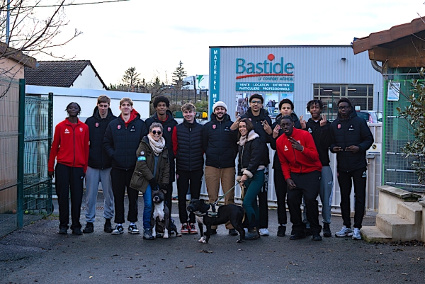 Les jeunes basketteurs de l’Élan visitent le Refuge SPA de Châtenoy-le-Royal !