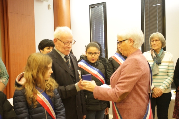 Champforgeuil, La municipalité décerne la médaille de la ville à Denis Saunier ancien combattant d’Afrique du Nord.