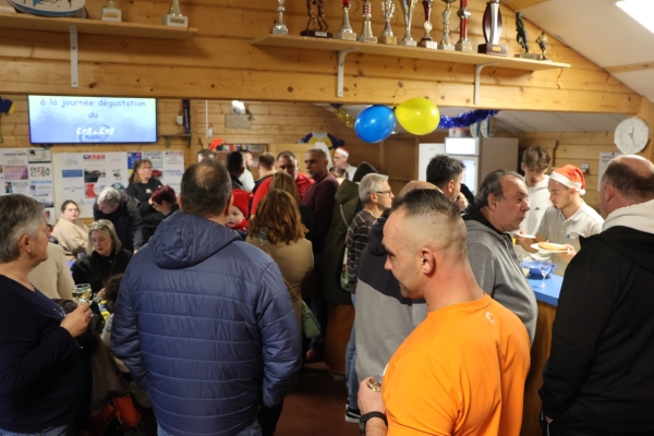 Grosse affluence à la traditionnelle dégustation d’huîtres, escargots, saumon et fromage fort organisée par le Châtenoy Rugby Club (CRC).