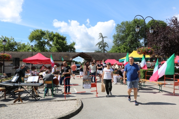 Fontaines, Franc succès pour le marché italien organisé par "Fontaines Echanges" dimanche matin 7 juillet 2024.