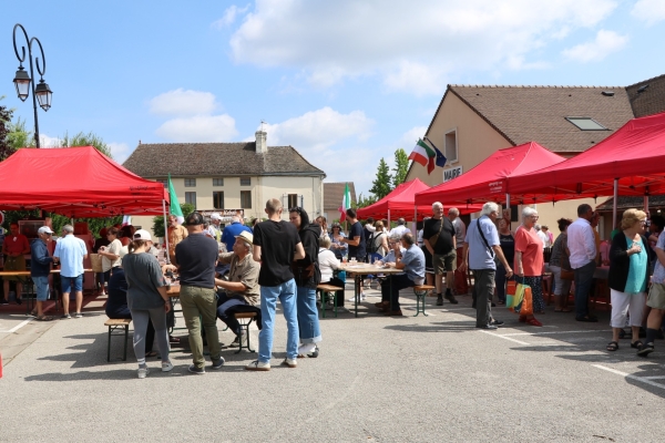 Fontaines, son traditionnel marché italien organisé par Fontaines Echanges a attiré de nombreux visiteurs dimanche matin 2 juillet.