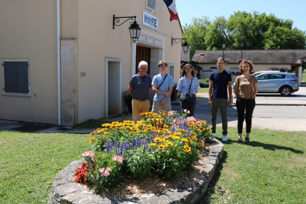 Fontaines, la commune a recruté quatre jeunes fontenois en emploi saisonnier pendant la période estivale.