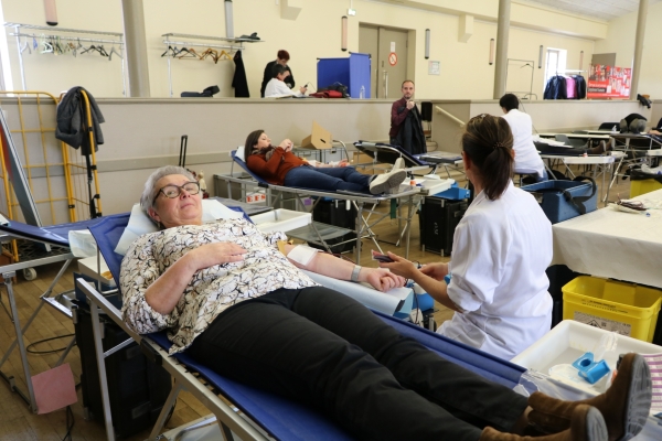 Collecte de sang mercredi 21 février à Givry, Colette Cavard présidente de l’association a fait son 100ème don.