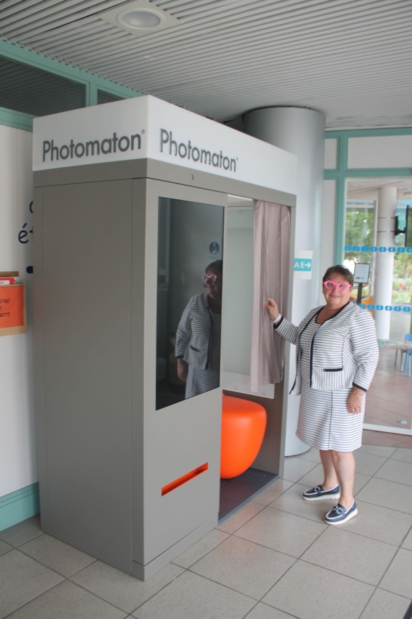 St Rémy : Une cabine Photos dans le hall de la mairie.