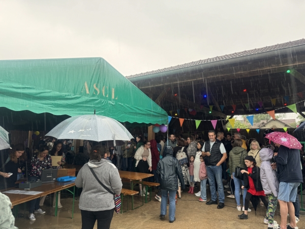 Les lanniaux ont bravé la pluie à la kermesse de Lans ce vendredi 